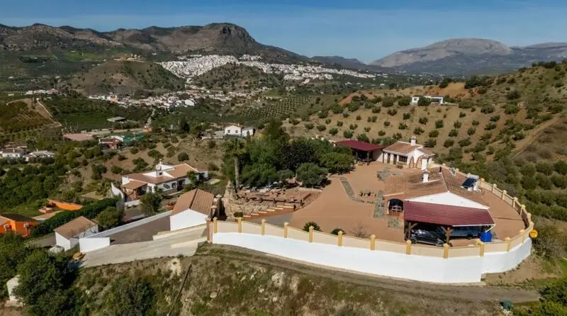 Villa de Lujo en Alora con Vistas Panorámicas y Piscina