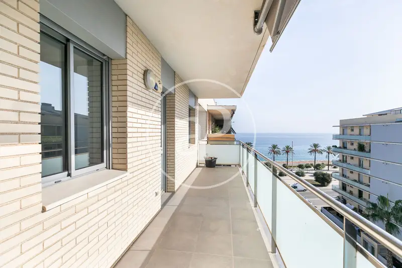Atico Duplex Amueblado con Jacuzzi y Vistas al Mar