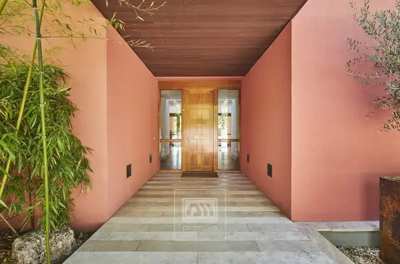 Chalet Independiente en La Moraleja: 4 Dormitorios, Piscina y Jardín