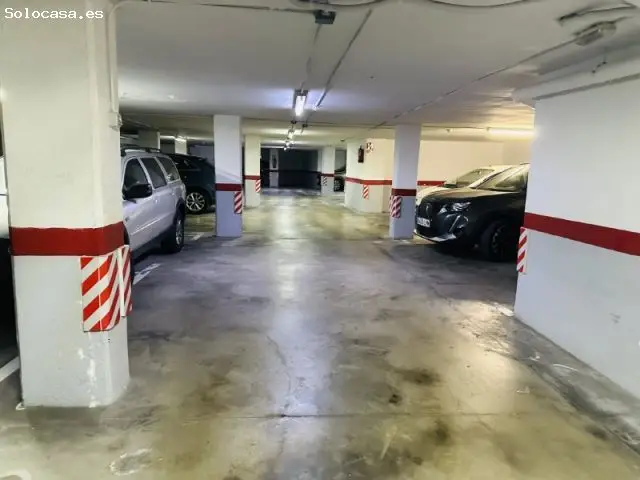 Plaza Parking Mediana cerca Ayuntamiento Puerta Automática