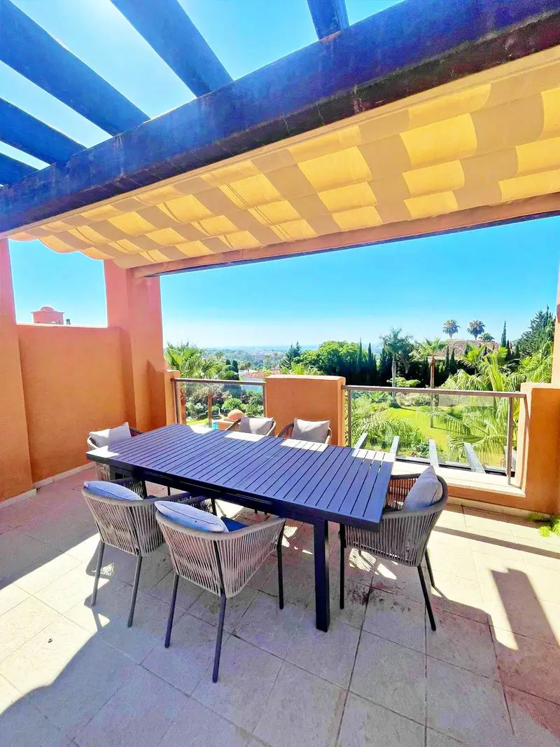 Ático de Lujo en Nueva Andalucía 2 Dormitorios Terraza Vistas al Mar