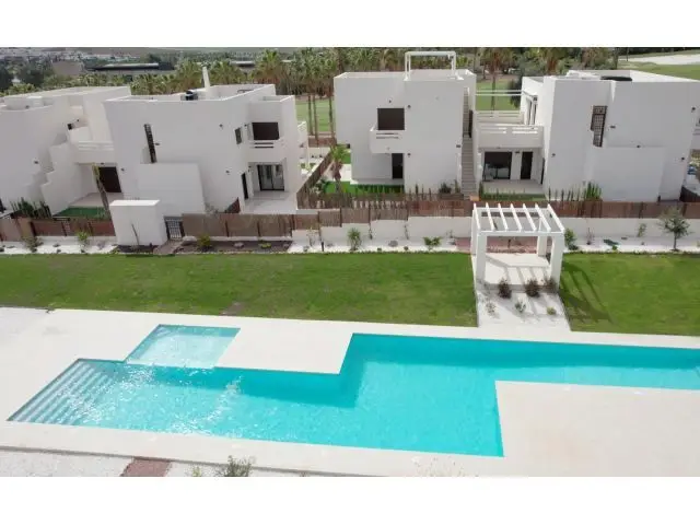 Residencial La Finca Golf: Bungalows y Adosados de Lujo