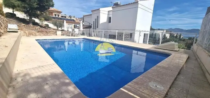 Chalet en Isla Plana con Vistas al Mar y Piscina Privada