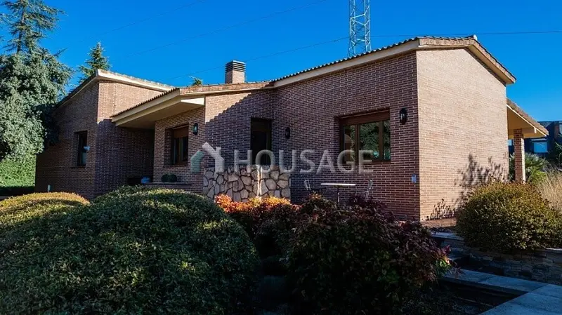 Chalet en La Berzosa con Piscina Privada y Jardin Amplio