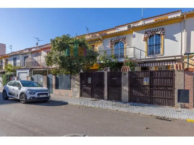 Chalet Adosado en Ciudad Jardin Badajoz 4 habitaciones 2 baños