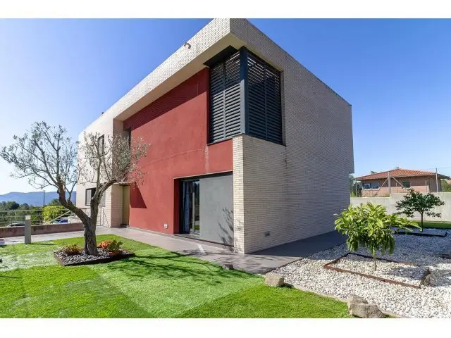 Villa en Sant Esteve Sesrovires con Piscina y Gimnasio