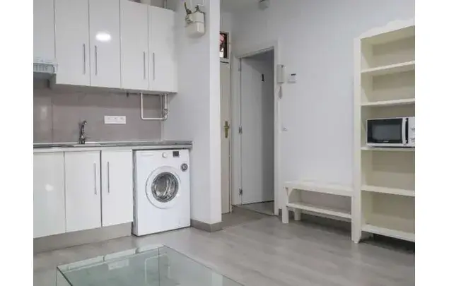 Alquiler de habitaciones en Madrid - Piso amueblado con balcón