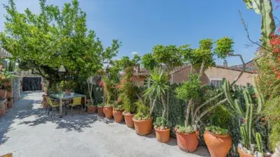 Casa en Venta en Alaró: Chalet con Jardín y Vistas Panorámicas
