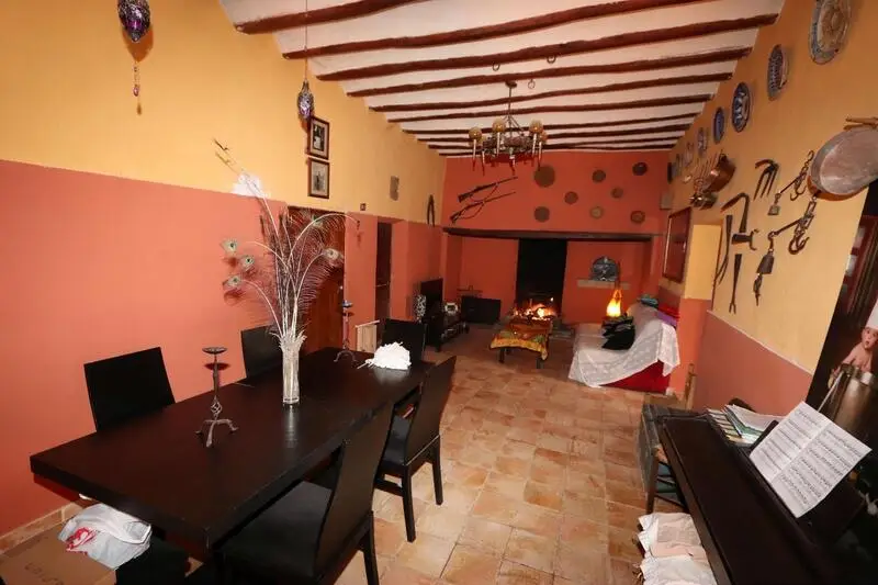 Venta de Casa Tradicional en Pinoso 7 Dormitorios y Gimnasio
