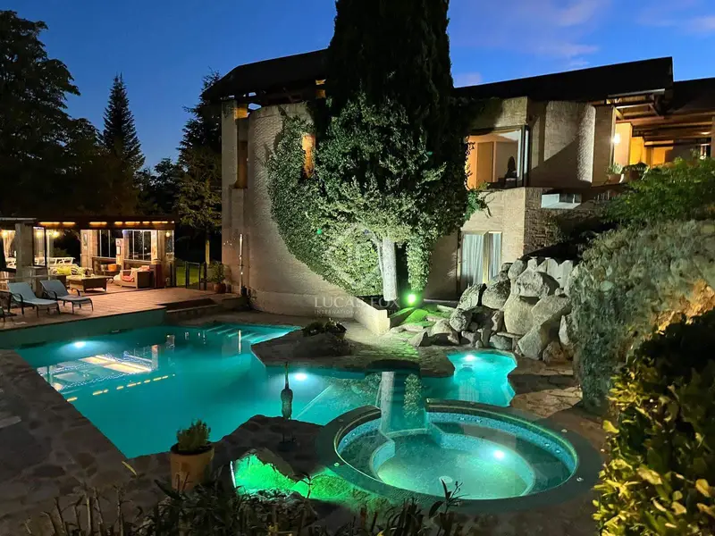 Chalet de Lujo con Vistas al Golf en Madrid