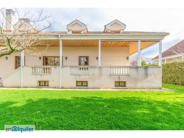 Casa de Lujo en Pamplona 9 Dormitorios Piscina y Jardín
