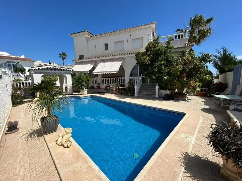 Villa en Villamartin con Vistas Panoramicas y Piscina Privada