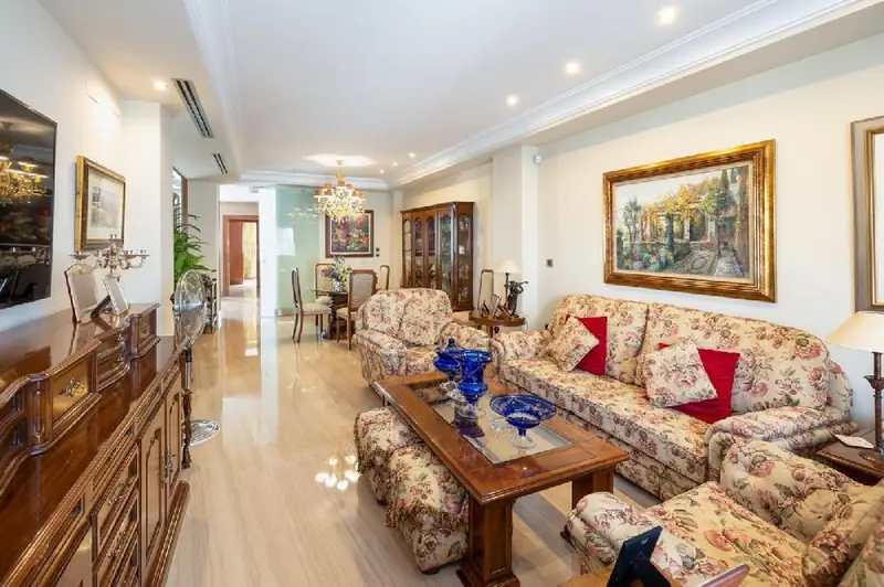 Venta Chalet de Lujo en Granada con Piscina y Gimnasio