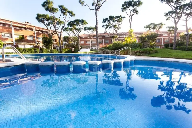 Chalet de Lujo en Gavà Mar con Jardín Privado y Piscina