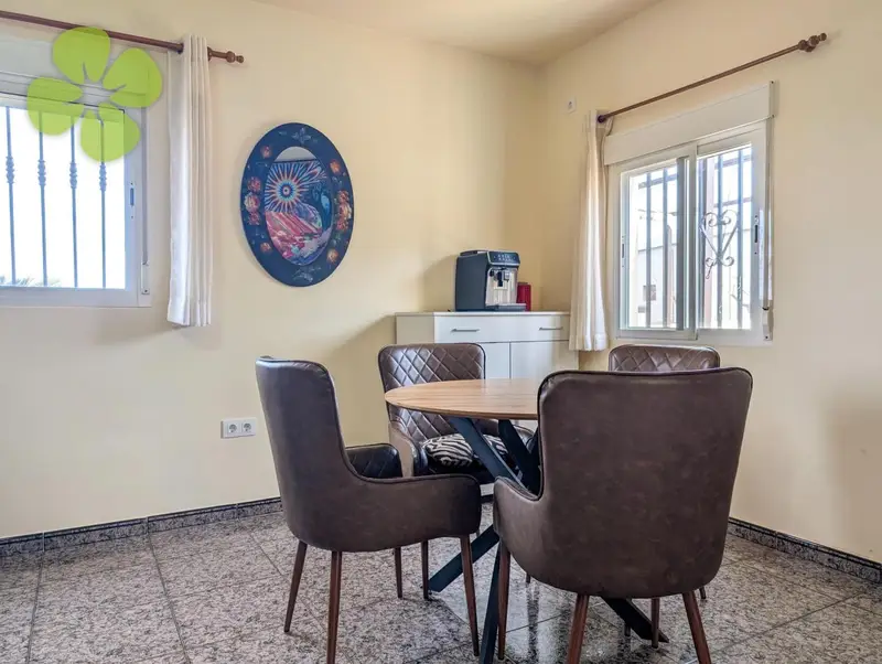 Chalet en Venta en El Margen Almeria: 3 Dormitorios, Jardin y Vistas