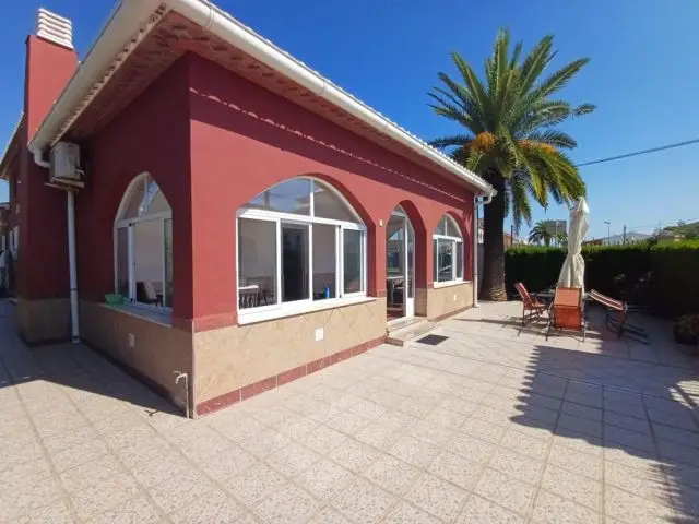 Chalet con Piscina Cerca de la Playa en Oliva