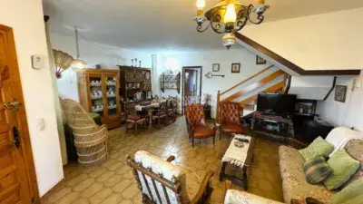 Chalet Pareado en Moralzarzal con Piscina y Zonas Verdes