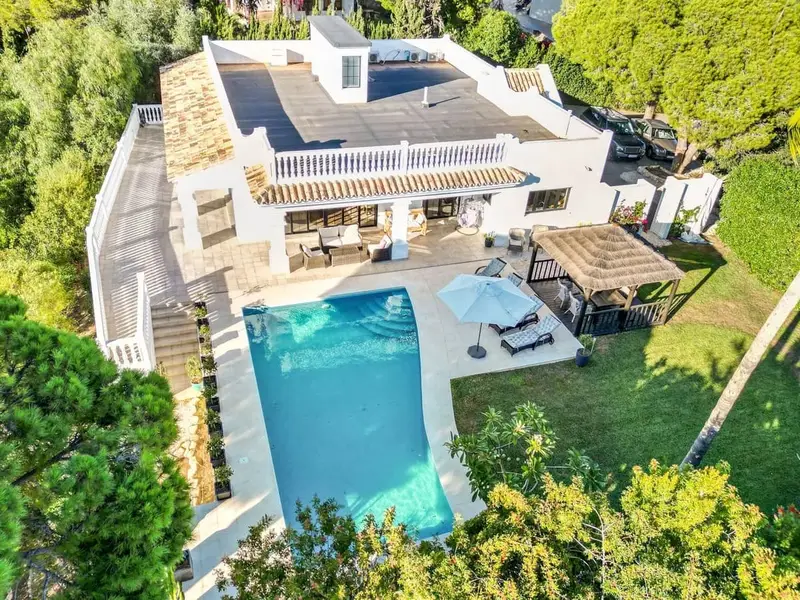 Chalet en venta en Elviria, Marbella con vistas al mar y gran potencial
