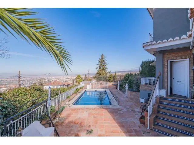 Chalet Lujoso con Vistas a Granada Monachil