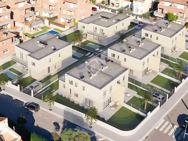 Chalet en Venta en Vilafortuny 4 Dormitorios Piscina Privada