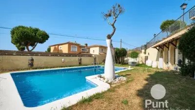 Chalet en Venta en Premia de Dalt con Piscina y Jardin