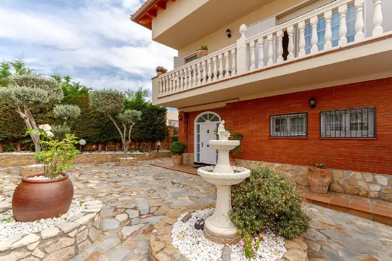 Casa en Vallserrat con Piscina y Jardin - 5 Dormitorios