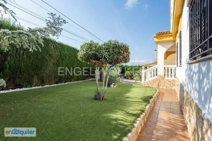 Casa rural amueblada en Monserrat con piscina