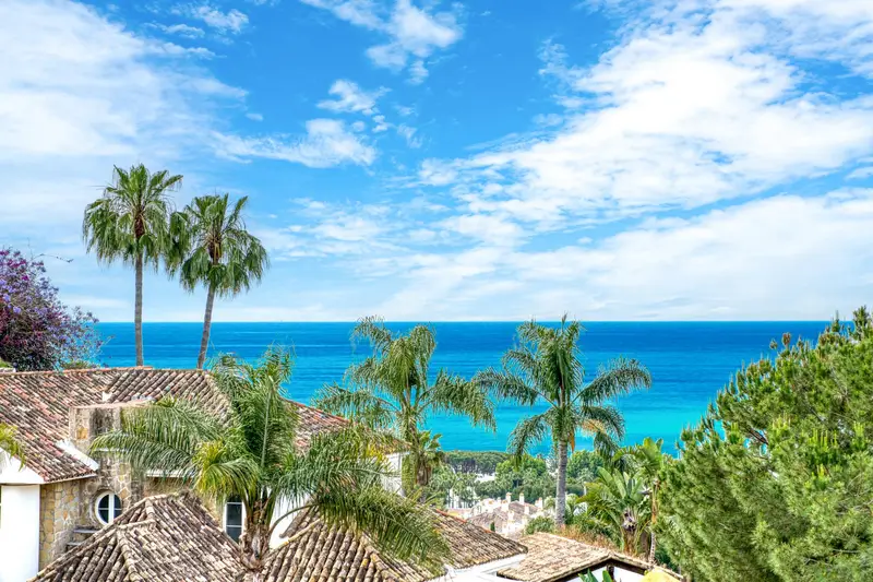 Prime position, three bedroom, south facing corner apartment with sea views, located in the sought-after community of Pinos de Nagüeles, on Marbella´sGolden Mile