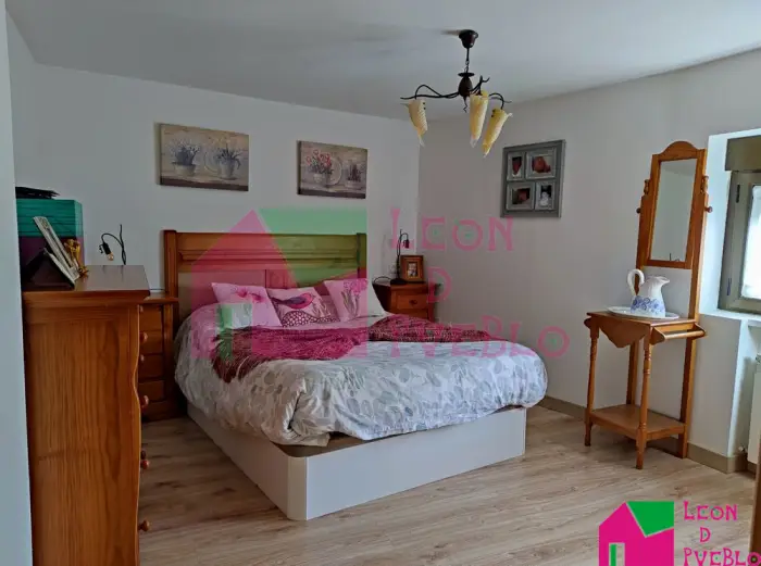 Gran Casa Rehabilitada con Patio y Fincas de Regadío cerca de León