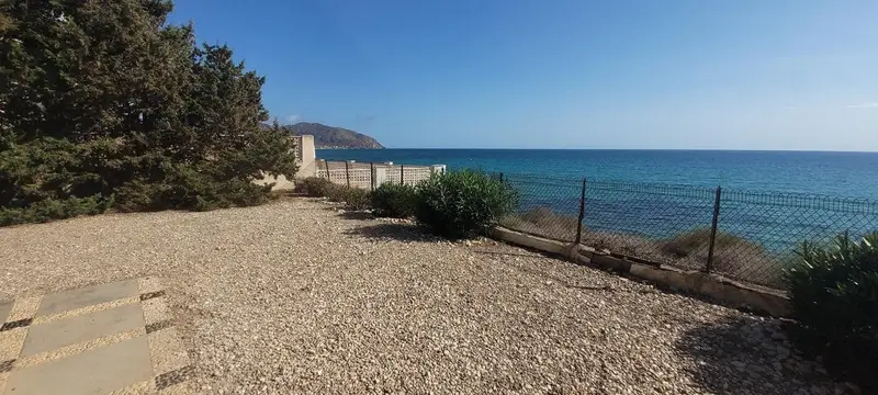 Chalet en Isla Plana con Vistas al Mar y Acceso Directo a la Playa