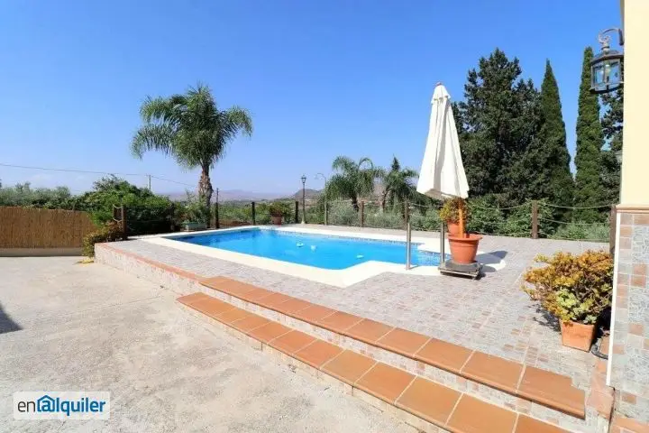 Chalet Independiente con Piscina y Barbacoa en Zona Tranquila