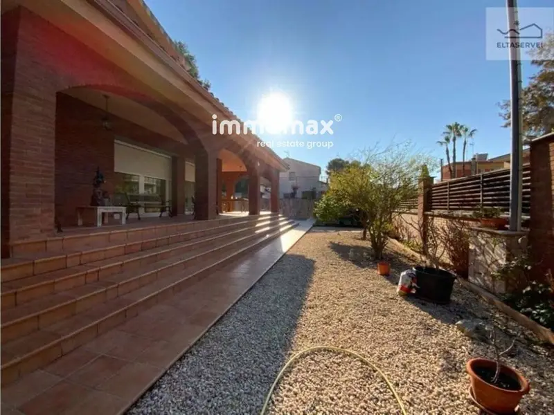 Chalet de Lujo en Venta en Montemar Castelldefels