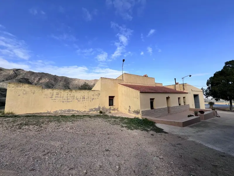 Casa de Campo con 4 Dormitorios y Piscina en Los Vivancos