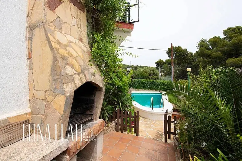 Chalet en Castelldefels con Vistas al Mar y Piscina Privada