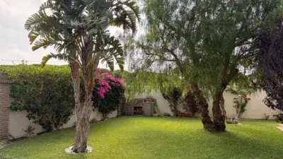 Chalet en Venta Valdelagrana: Piscina Privada y Jardin