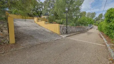 Chalet en Urbanizaci
ón Entremontes con Piscina y Parking