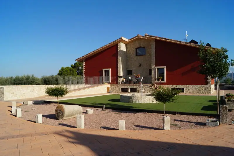 Chalet de Lujo en Monóvar con Amplia Parcela