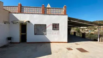 Chalet en Crevillente con Piscina y Amplias Zonas Exteriores
