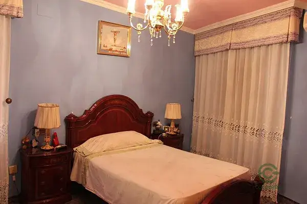 Casa en Pinos del Valle con 4 Dormitorios y Chimenea