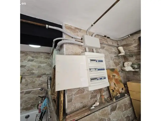 Local Comercial en Benidorm: Dos Espacios, Ideal para Invertir o Emprender