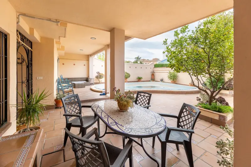 Chalet en venta en Ogíjares con chimenea y piscina