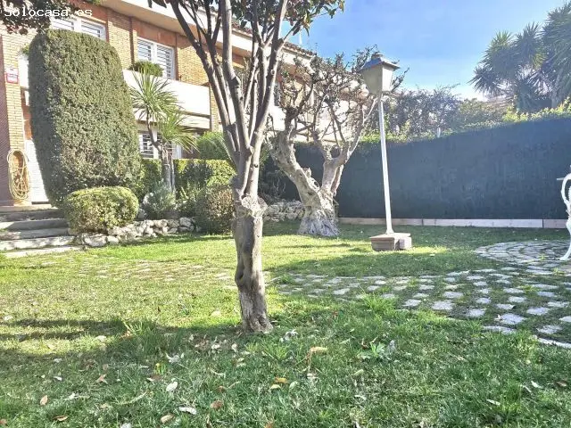 Casa Esquinera con Jardín y Vistas al Mar en El Masnou
