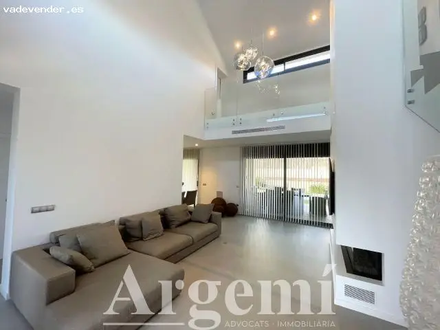 Chalet Minimalista de Lujo en Palau-solita i Plegamans