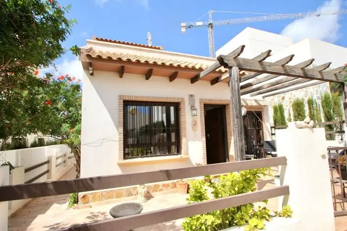Villa en Venta 2 Dormitorios Piscina Comunitaria