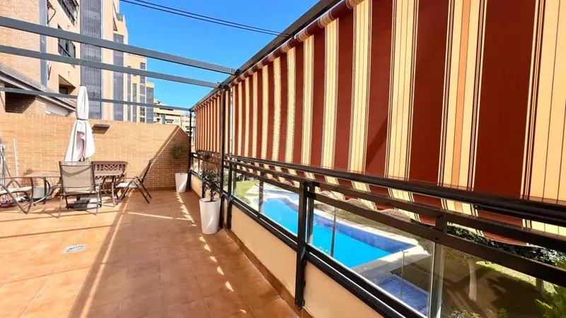 Piso en Venta en Alicante con 2 Terrazas y Piscina
