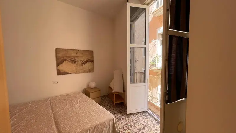 Venta de dos apartamentos con licencia turistica junto a la Plaza de Espa
A