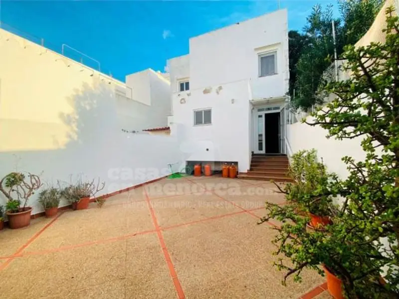 Chalet en Ciutadella de Menorca con patio y jardin