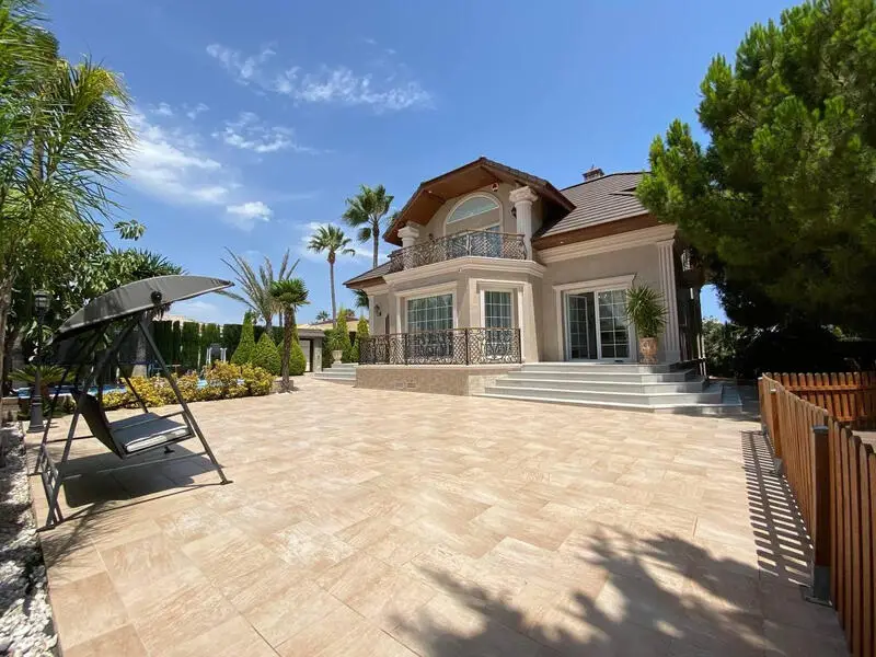 Villa de Lujo en Ciudad Quesada 4 Dormitorios Piscina Jardin