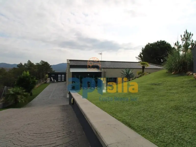 Chalet Minimalista con Vistas al Mar en Serra Brava