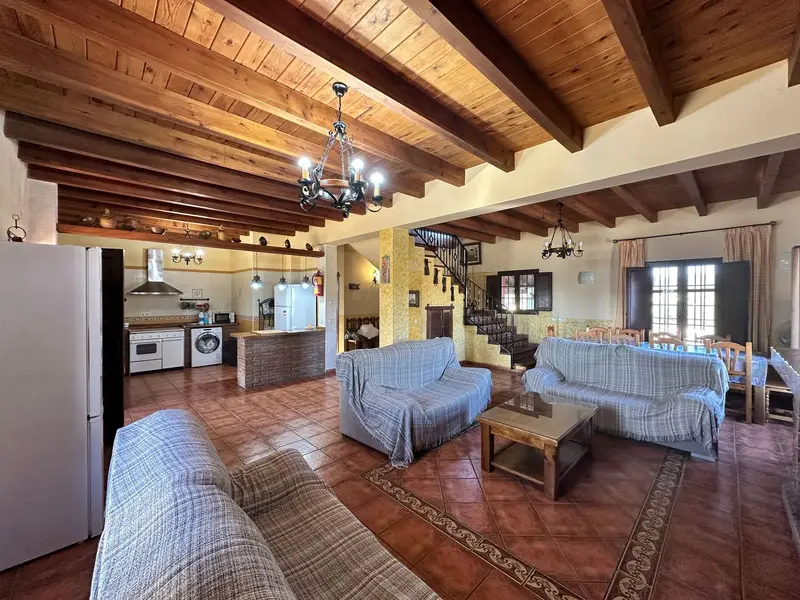 Casa Rural con Piscina en Almogía Ideal para Inversión